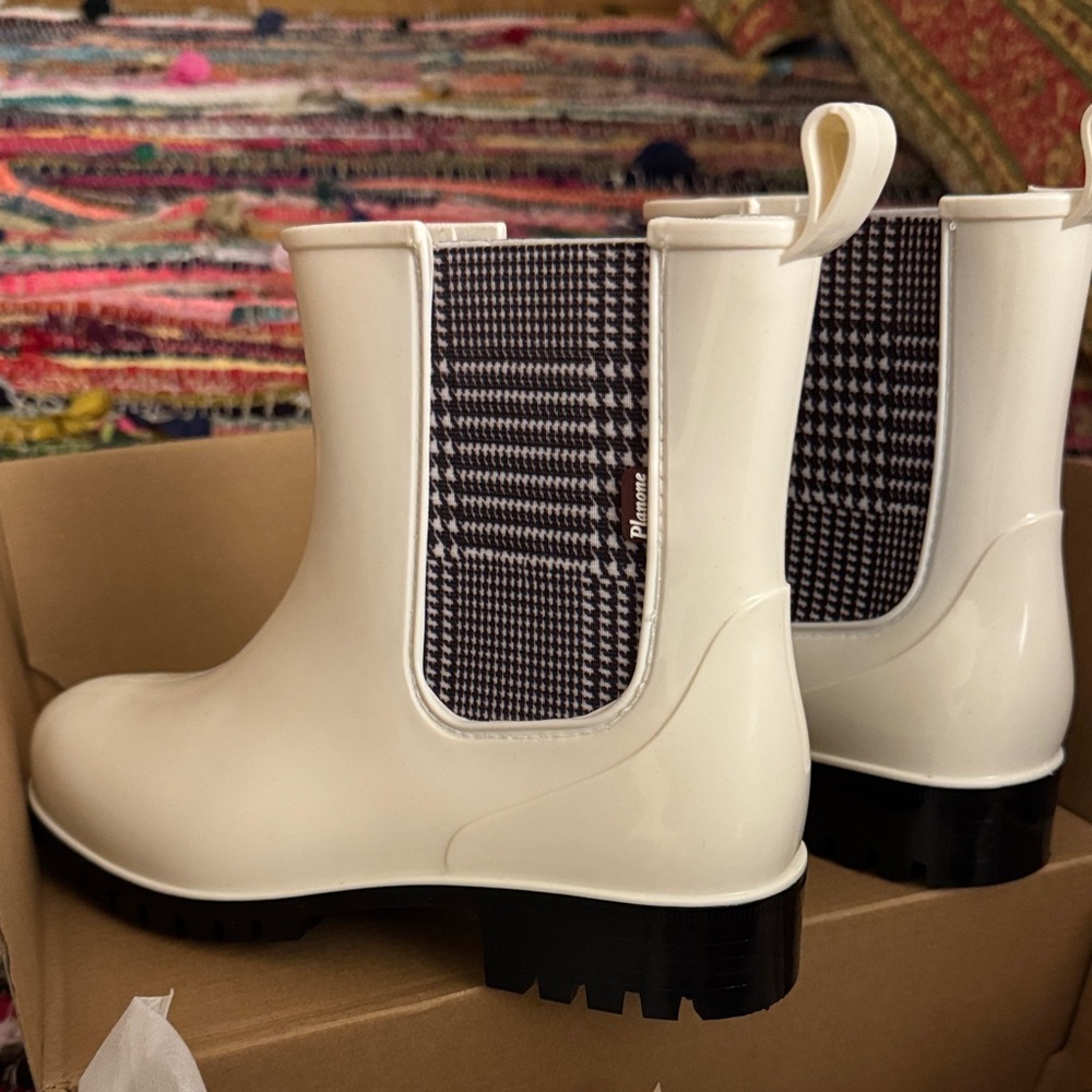 BRAND NEW Waterproof White Ankle Boot